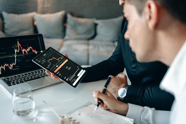 Step by step cryptocurrency exchange workflow illustration